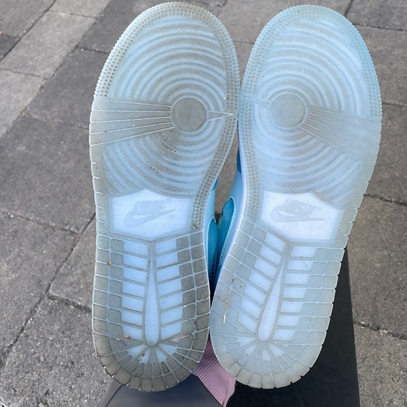 Air Jordan 1 Low SE - Older Kids Shoes - Picture 10 of 10